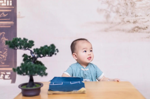 天水怀孕肚子中间凹两边凸
